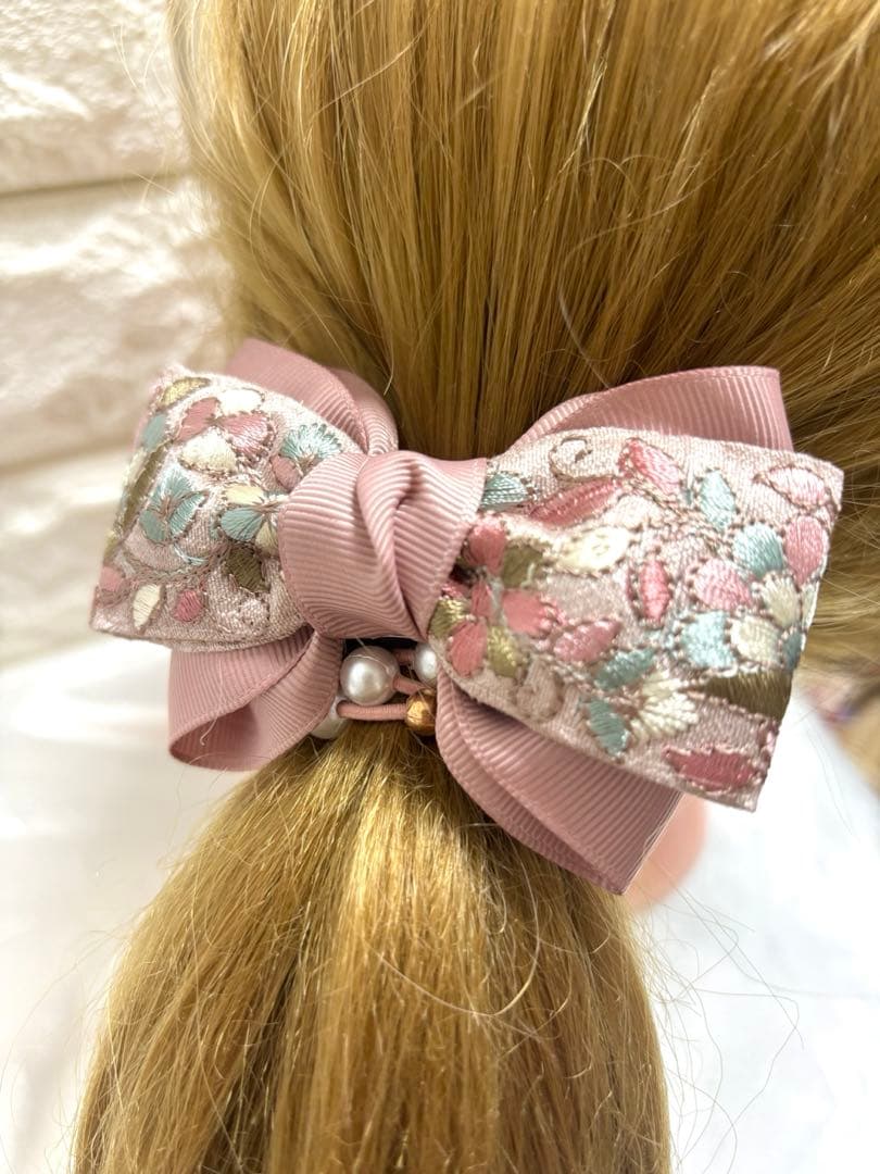 2822インド刺繍リボン☆ヘアゴム 　ハンドメイド　パール付きゴム くすみピンク