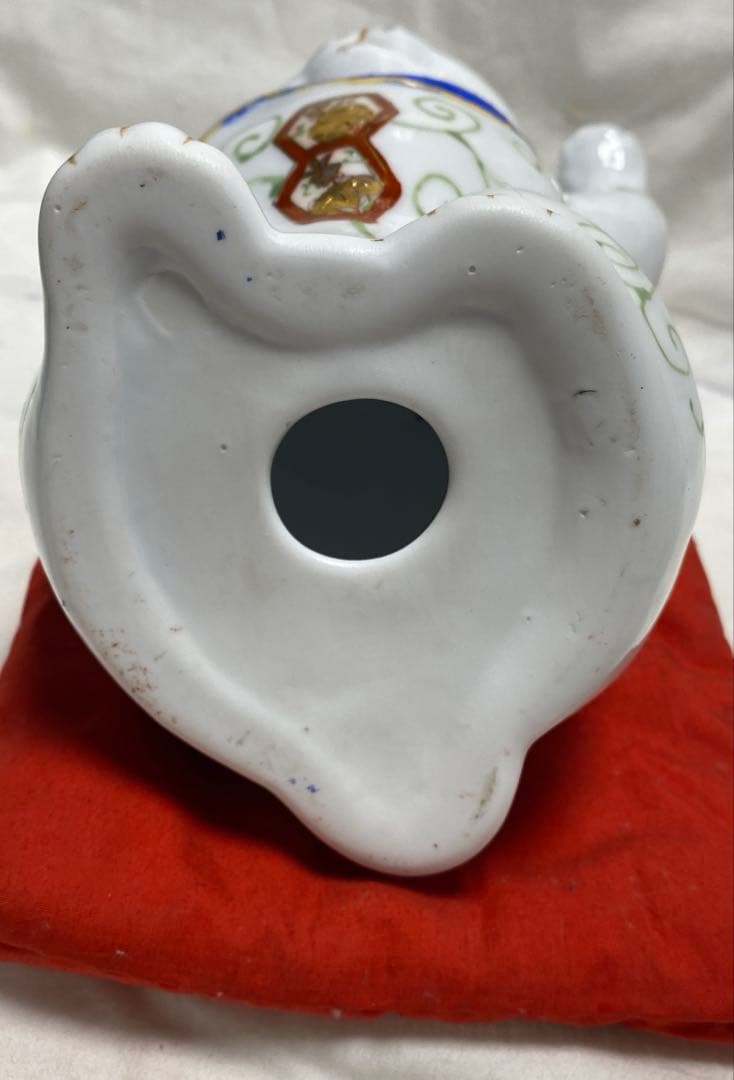 伊万里焼 招き猫 唐草柄 陶器製置物 金色装飾