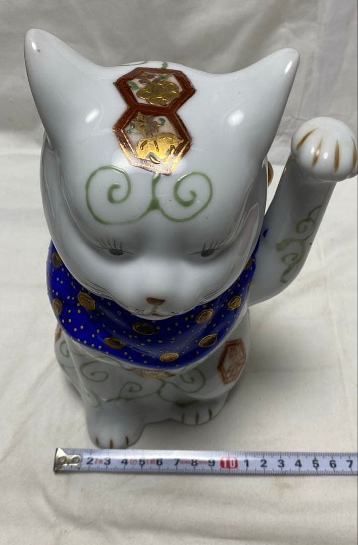 伊万里焼 招き猫 唐草柄 陶器製置物 金色装飾