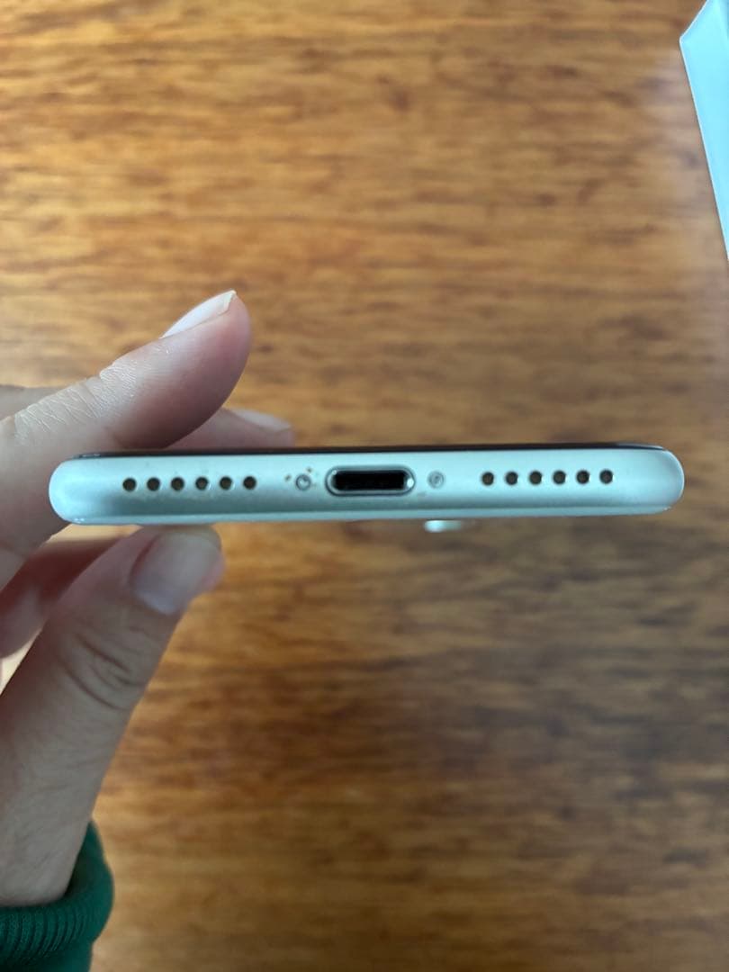 Apple iPhone SE 第三世代　64GB (Starlight)