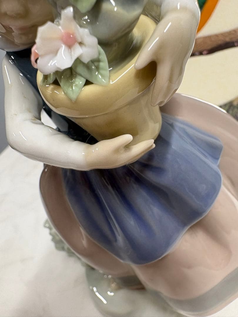 LLADRO リヤドロ「春が来た　花を持つ少女」 spring is Here