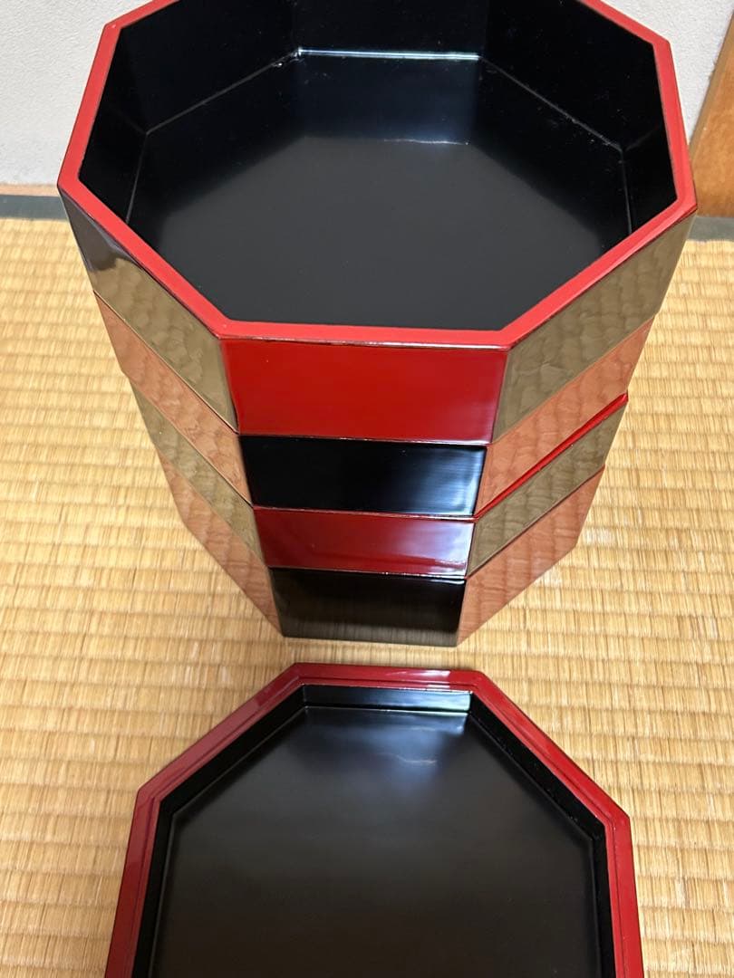 漆塗り　赤黒八角形漆器重箱 4段　木製　特製