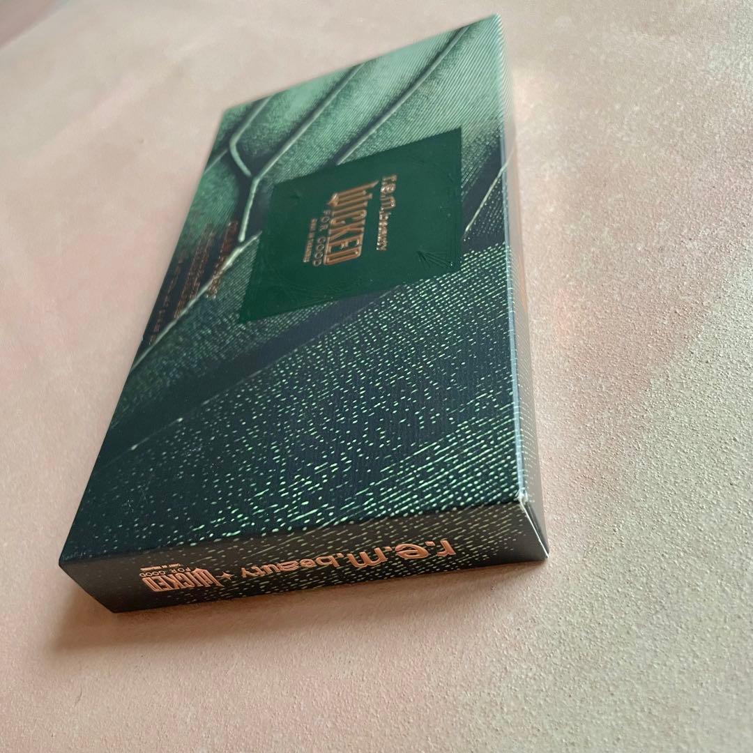 r.e.m.beauty Wicked ウィキッド アリアナ グランデ パレット