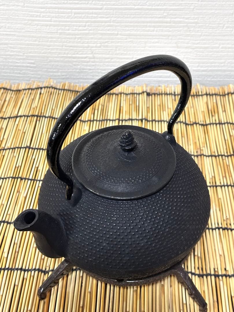 未使用品、供箱、栞２種付　南部運南堂南部鍋元造　１２型アラレ　南部鉄瓶　南部鉄器