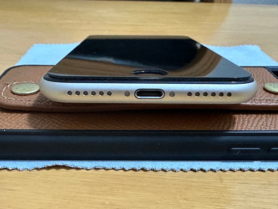 Apple iPhone SE (第3世代) スターライト　128GB