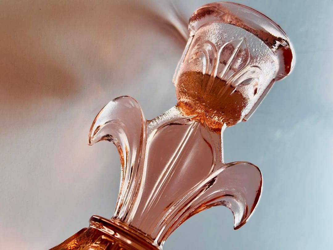 フランスアンティーク　ピンクガラス　キャンドルホルダー　ユリモチーフ