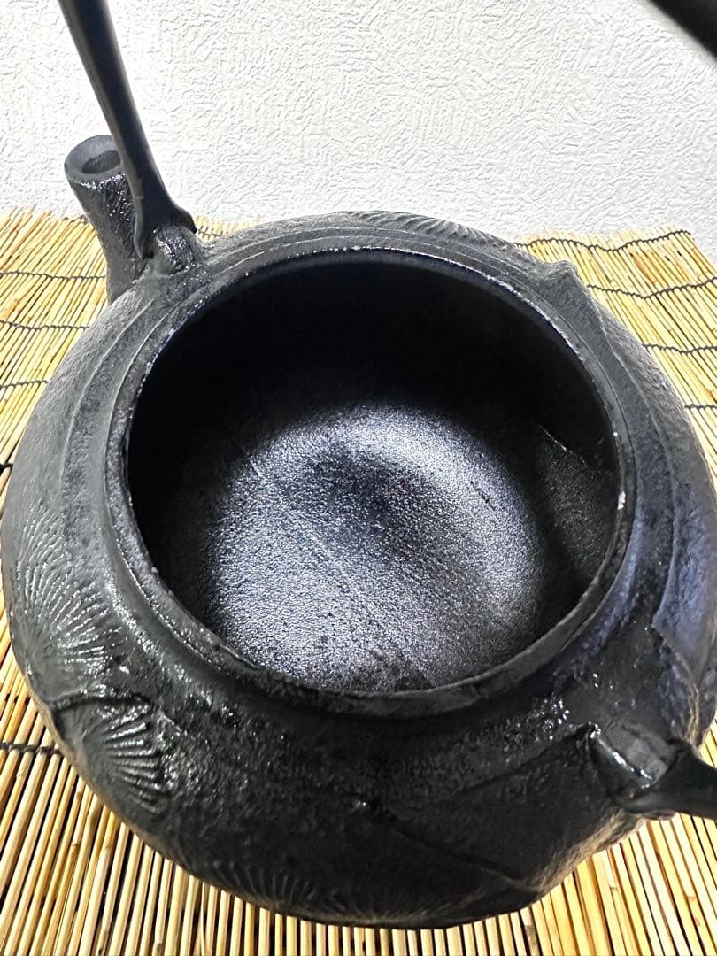 ほぼ未使用品、供箱等付属品付　南部運南堂 鍋元造　２０型老松　南部鉄瓶　南部鉄器