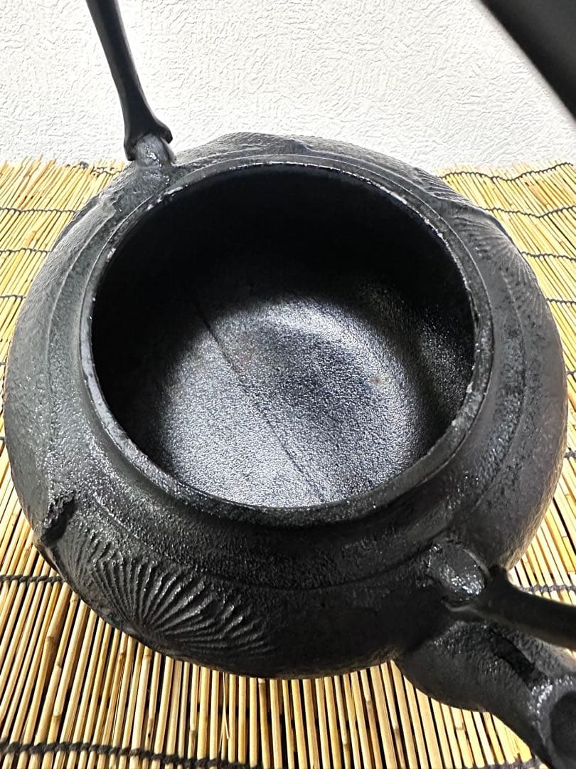 ほぼ未使用品、供箱等付属品付　南部運南堂 鍋元造　２０型老松　南部鉄瓶　南部鉄器