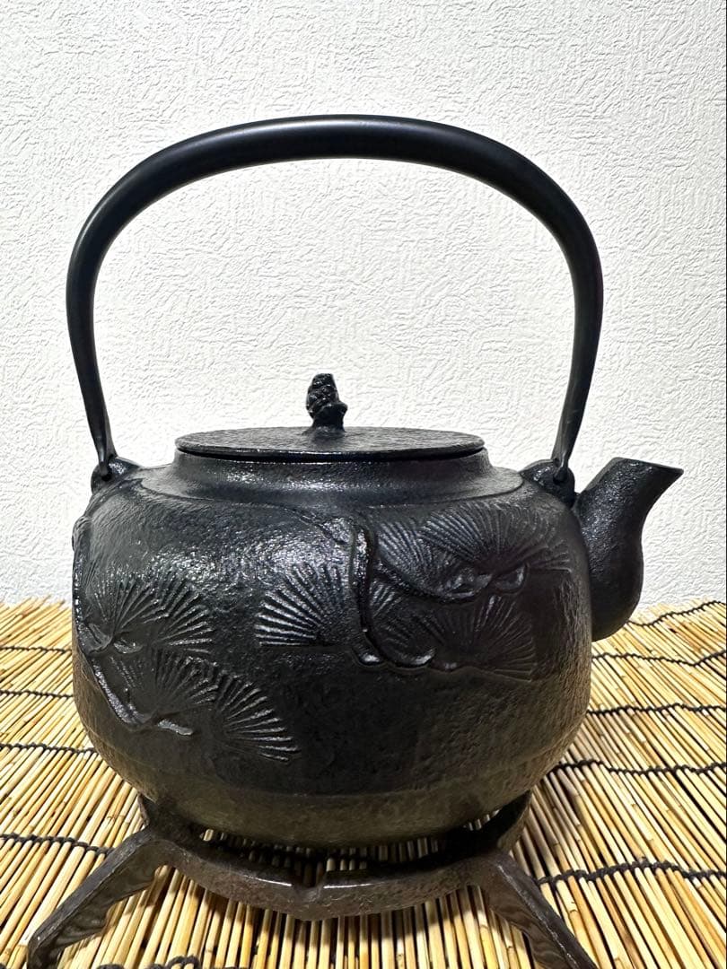 ほぼ未使用品、供箱等付属品付　南部運南堂 鍋元造　２０型老松　南部鉄瓶　南部鉄器
