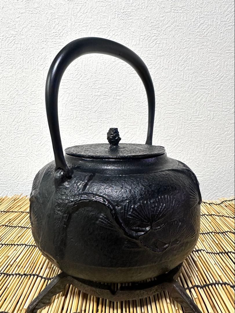ほぼ未使用品、供箱等付属品付　南部運南堂 鍋元造　２０型老松　南部鉄瓶　南部鉄器