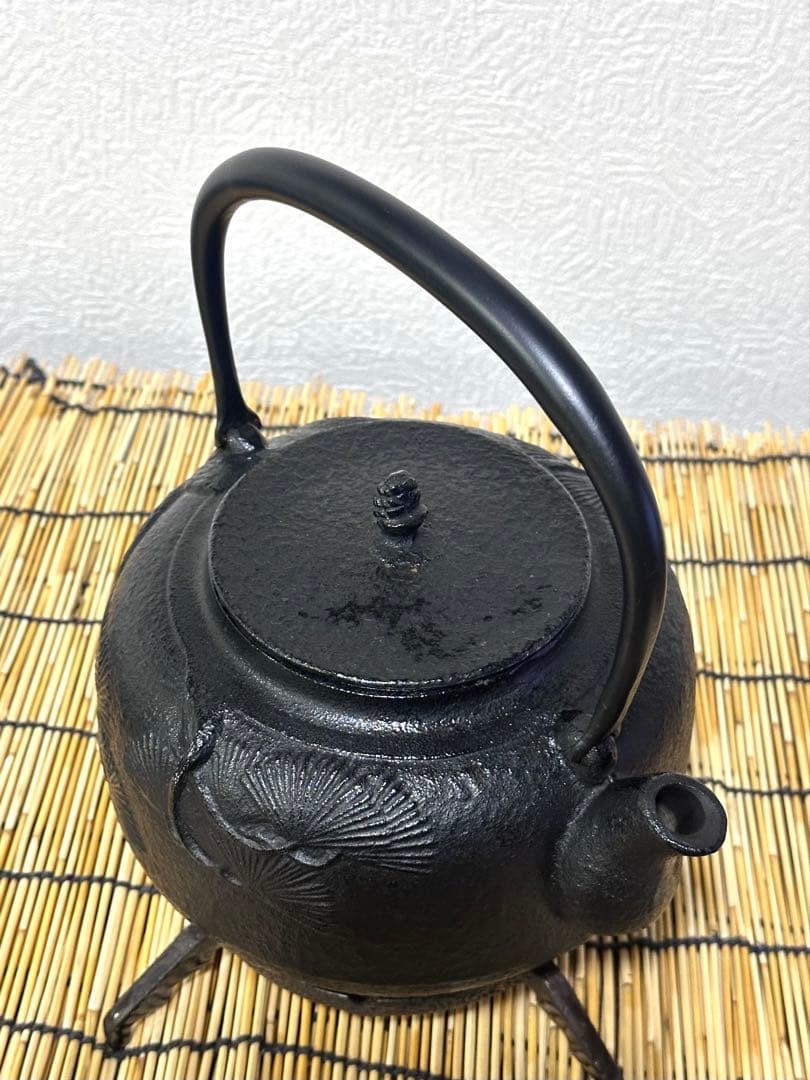 ほぼ未使用品、供箱等付属品付　南部運南堂 鍋元造　２０型老松　南部鉄瓶　南部鉄器