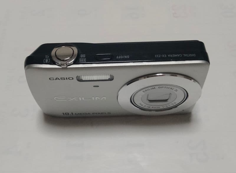 デジタルカメラ　CASIO EXILIM　EX-Z33　シルバー