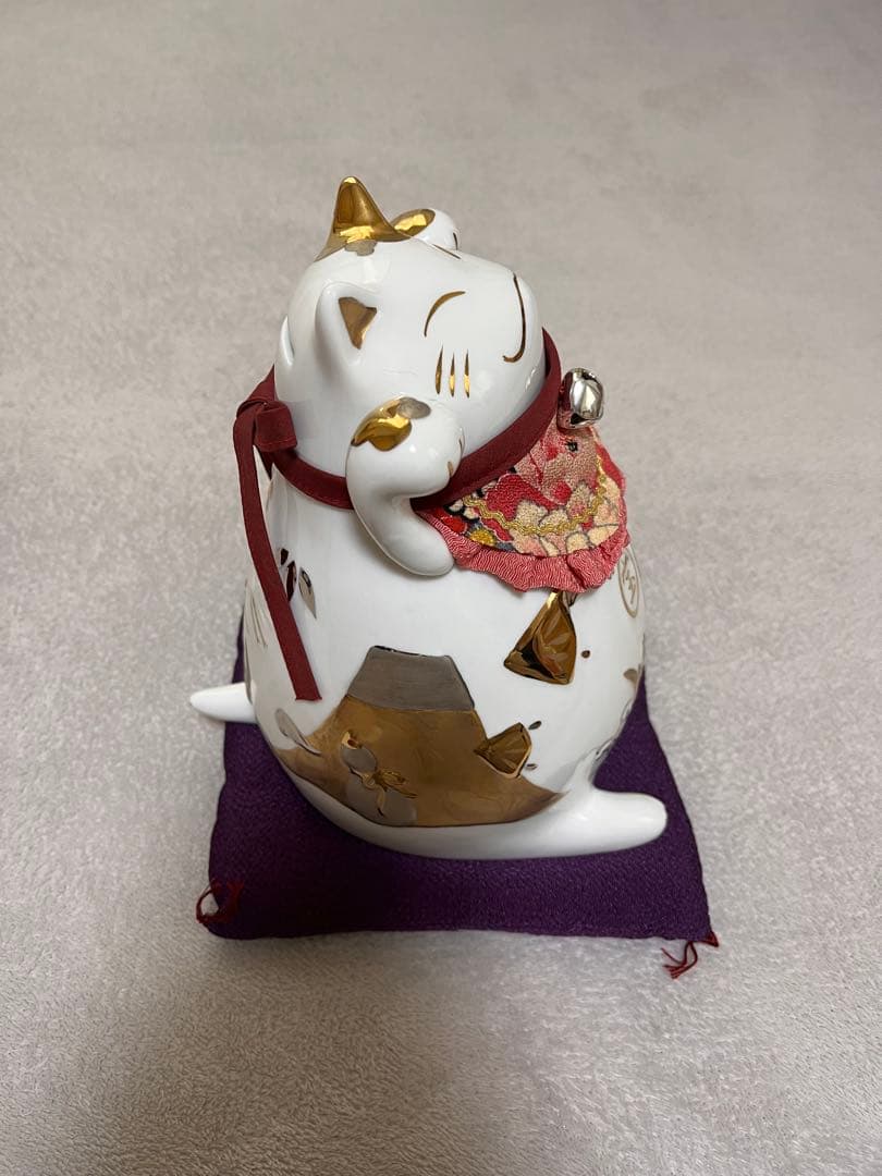 猫舎道楽堂本舗　招き猫 貯金箱　ピンクのお花柄のスタイと紫の座布団付き　陶器
