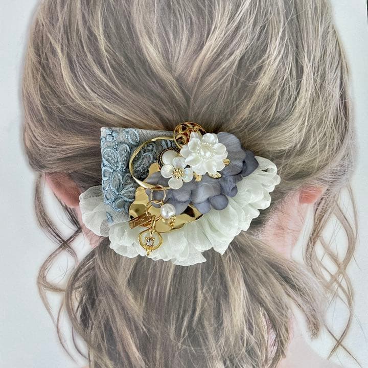 ハンドメイド　大ぶり♡水色刺繍リボンとゴールドパーツの華やかヘアアクセサリー♡