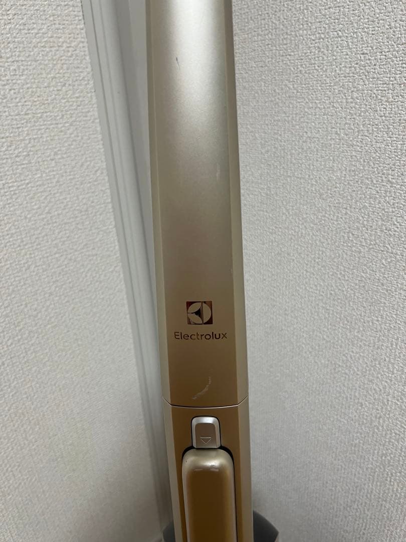 【良品】Electrolux スティッククリーナー 本体 ZB3324B