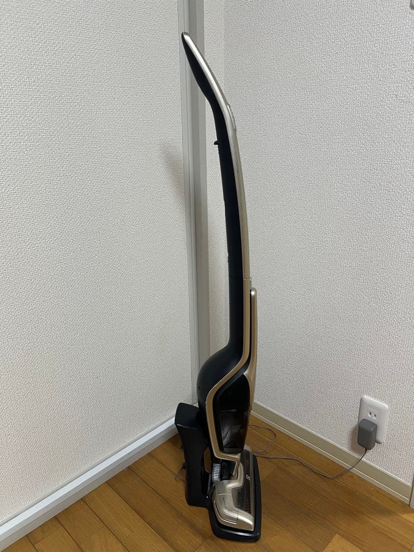 【良品】Electrolux スティッククリーナー 本体 ZB3324B