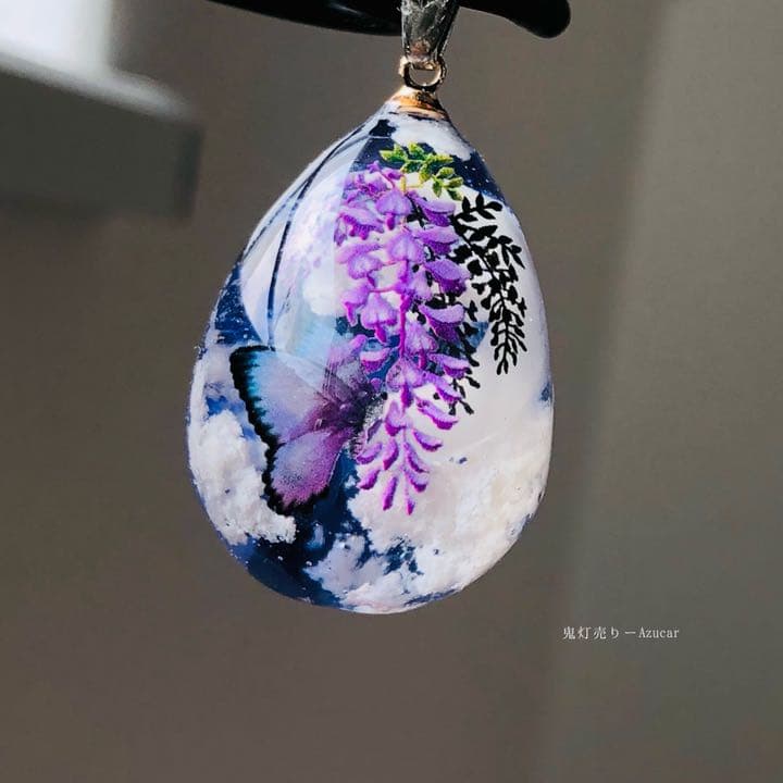タンザナイト色の夜空に藤の花とピンクモルフォ蝶　雲レジン　オルゴナイトネックレス