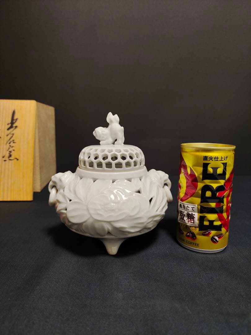 茶道具　出石焼　白磁牡丹透香炉　 獅子蓋　三足香炉　山本秀壺造　古美術　香道具