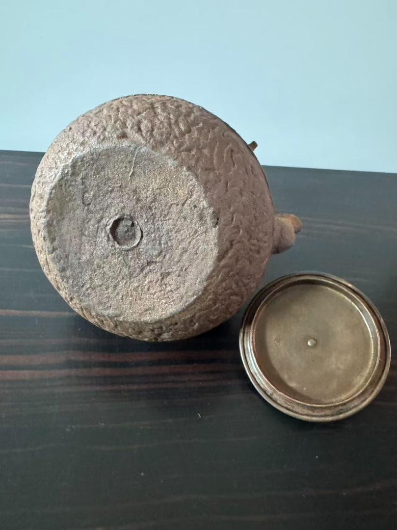 鋳鉄製茶色鉄瓶 彫刻模様