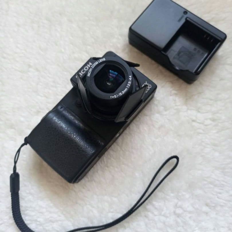 RICOH GX200 コンパクトデジタルカメラ自動開閉式キャップ付本体と充電器
