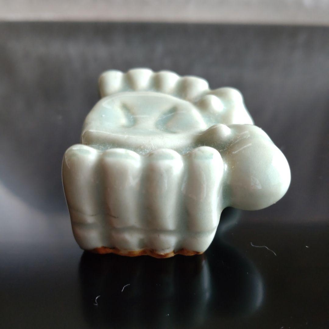 青磁蓋置　七種蓋置の内の六種　一閑人　三つ人形　五徳　蟹　栄螺　三つ葉　合せ箱