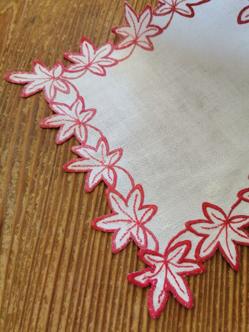 アンティークフランス カットワーク 楓赤糸刺繍 メープル縮緬風ドイリー 補修跡有