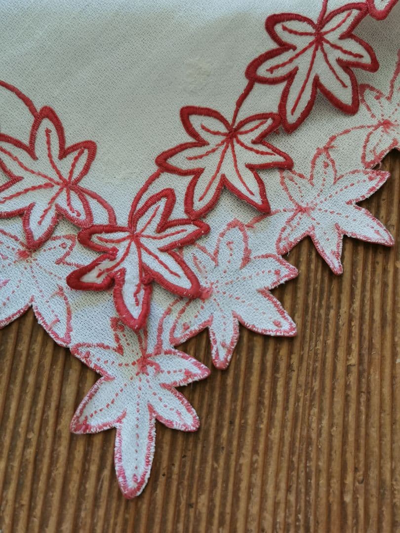 アンティークフランス カットワーク 楓赤糸刺繍 メープル縮緬風ドイリー 補修跡有