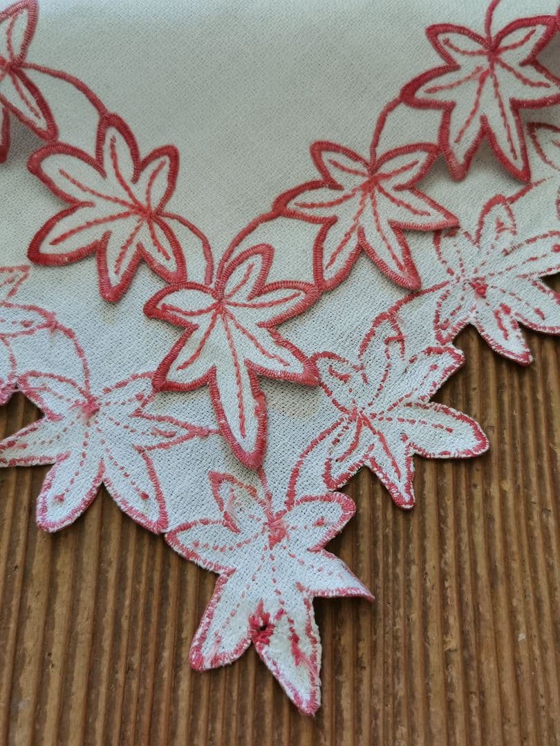 アンティークフランス カットワーク 楓赤糸刺繍 メープル縮緬風ドイリー 補修跡有