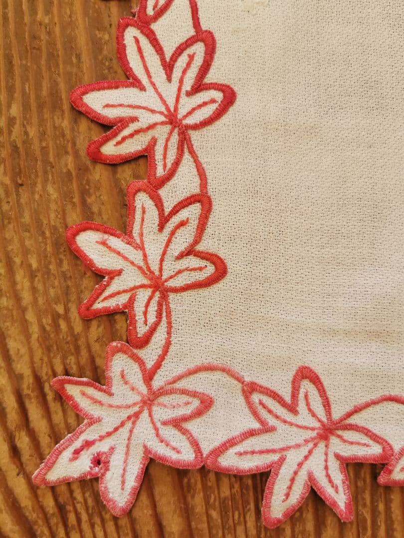 アンティークフランス カットワーク 楓赤糸刺繍 メープル縮緬風ドイリー 補修跡有