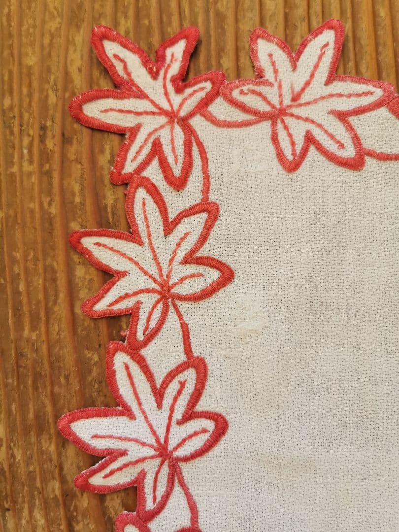 アンティークフランス カットワーク 楓赤糸刺繍 メープル縮緬風ドイリー 補修跡有