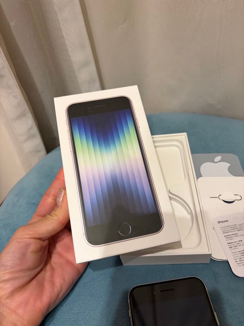 iPhone SE第3世代 256GB 本体 SIMフリー　スターライト