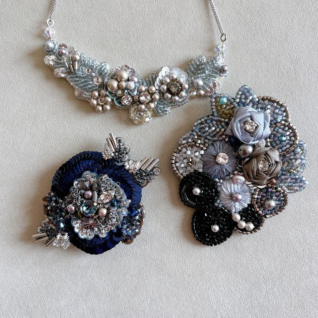 ビーズ刺繍ネックレス　野の花ネックレススワロフスキークリスタル　フラワーモチーフ