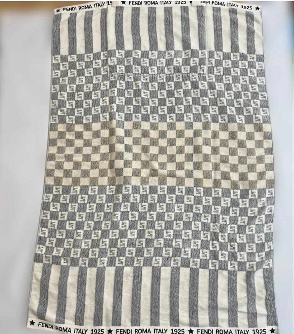 フェンディ　FENDI　ビーチタオル　BEACH TOWEL【中古品】