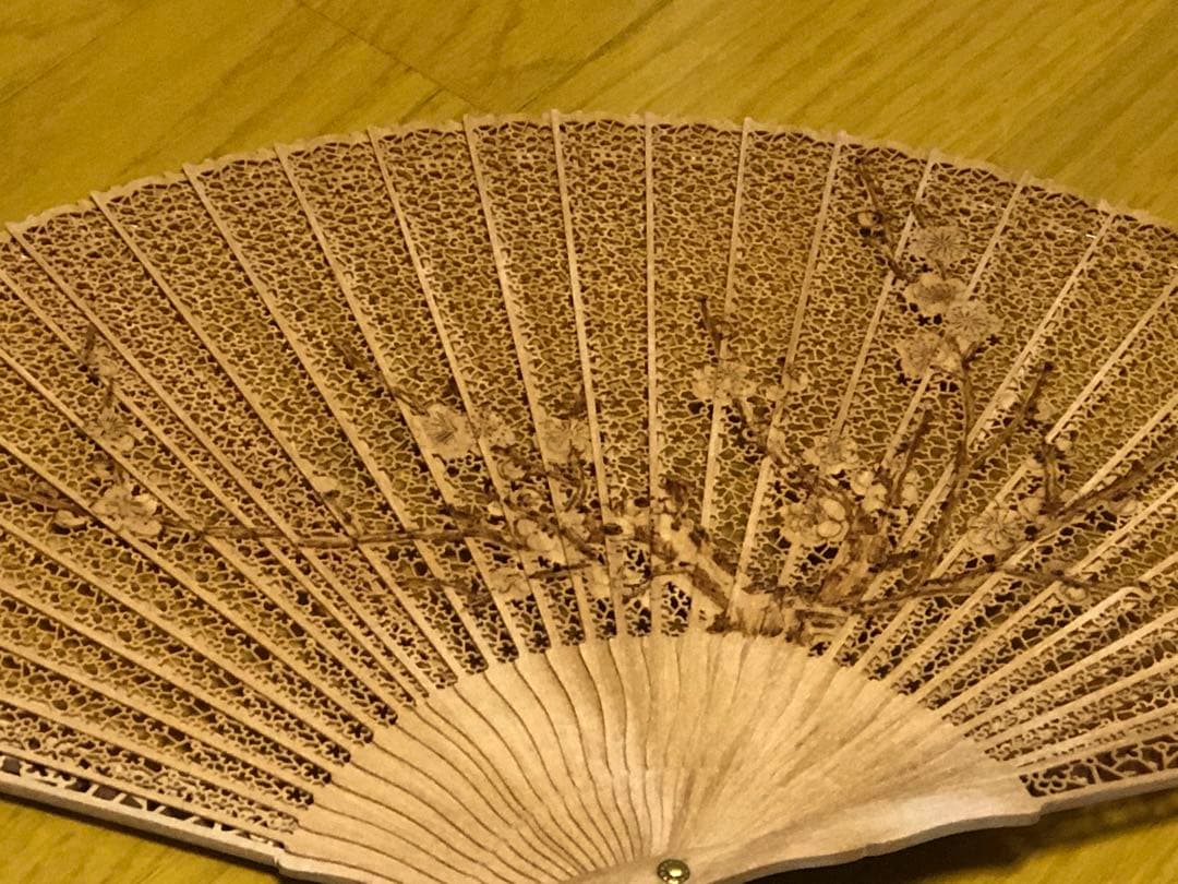 未使用　中国扇子　花模様の木製扇子（化粧箱付き）