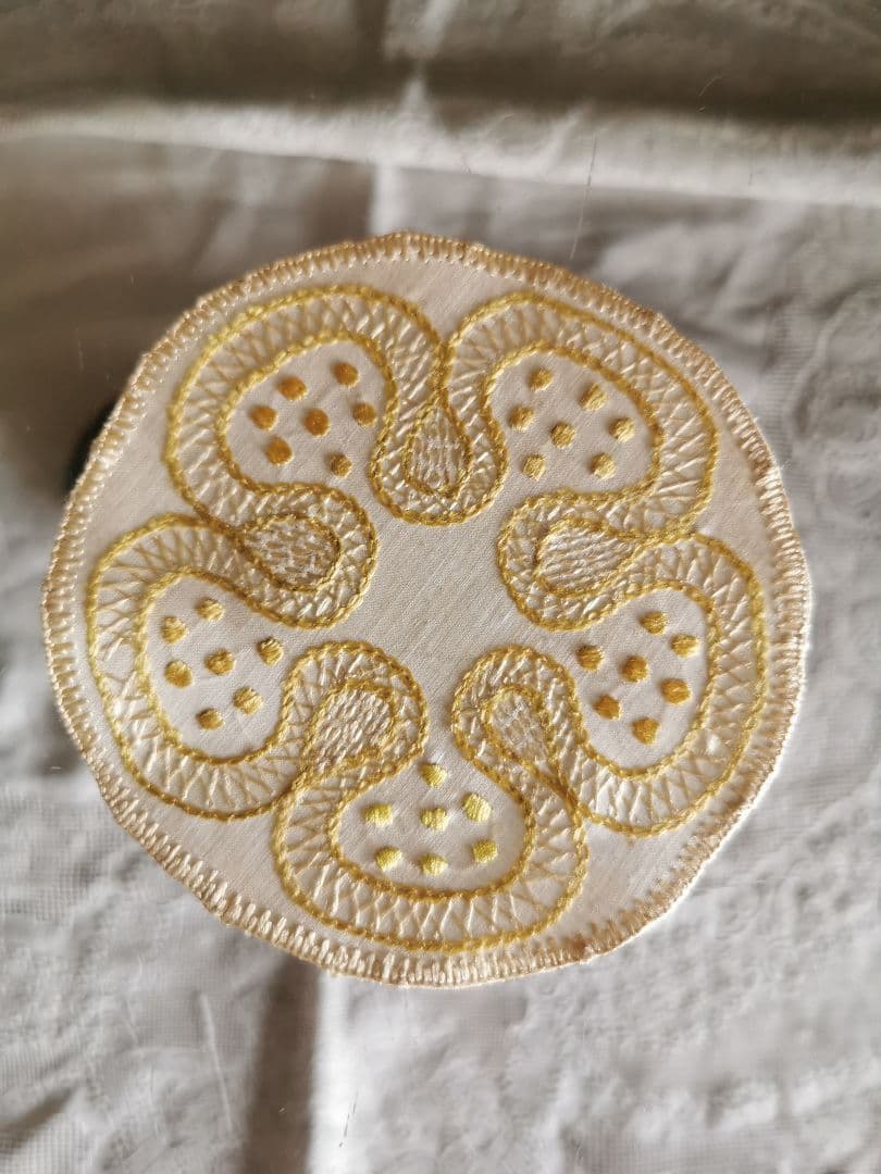 アンティーク ソサイエティシルク刺繍ドイリー上質リネン 5枚花弁 山吹色&檸檬