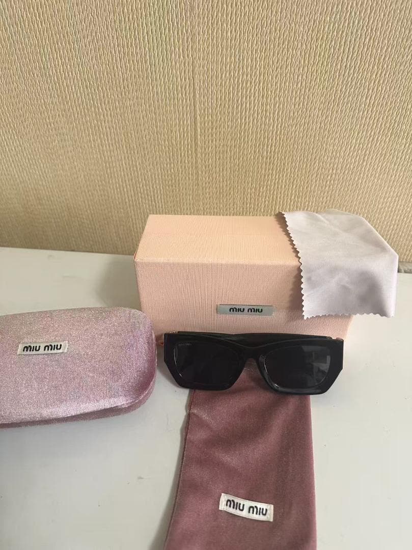 miu miu ブラック スクエアフレーム サングラス