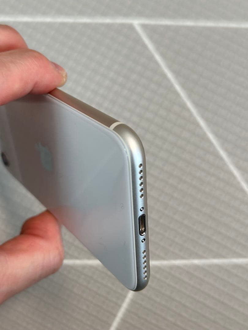 〈バッテリー最大容量 98%〉iPhonese 第3世代 64GB SIMフリー
