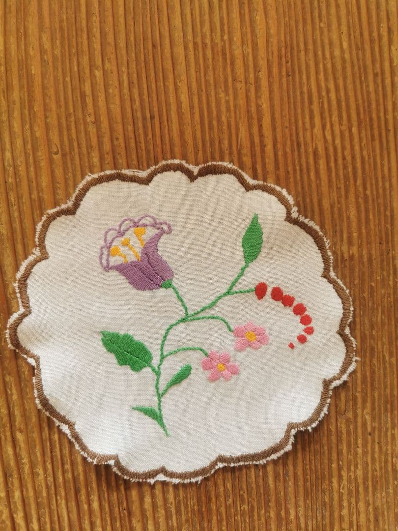 アンティーク ハンガリー 手縫いの草花カロチャ刺繍 スカラップドイリー２枚セット