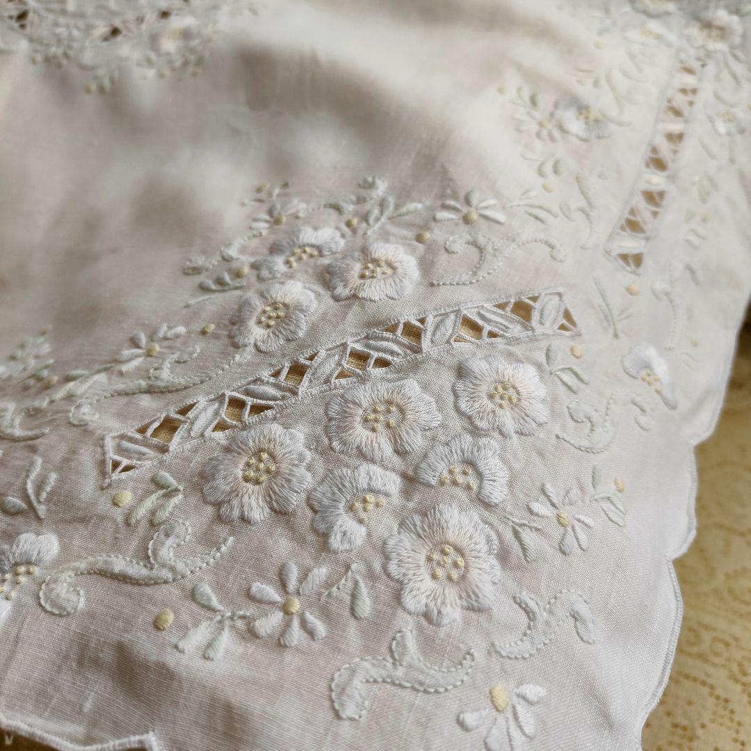 立体手刺繍フラワーたっぷり ほんのり色糸 美しいリネンクロス