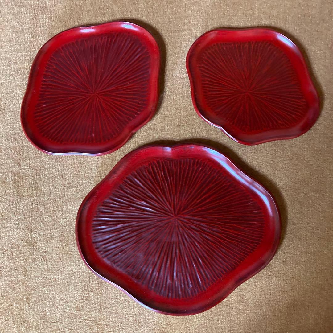 高岡漆器　胴張盆　赤い漆塗り　蓮の葉彫刻　 伝統的デザイン　彫刻塗　3点セット