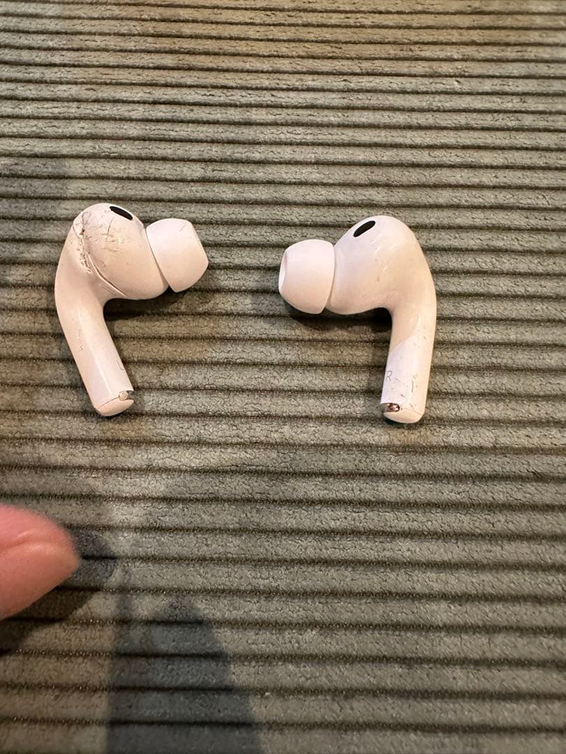 AirPods Pro 3 本体 充電ケース付き　左耳のみ損傷新品購入後２週間