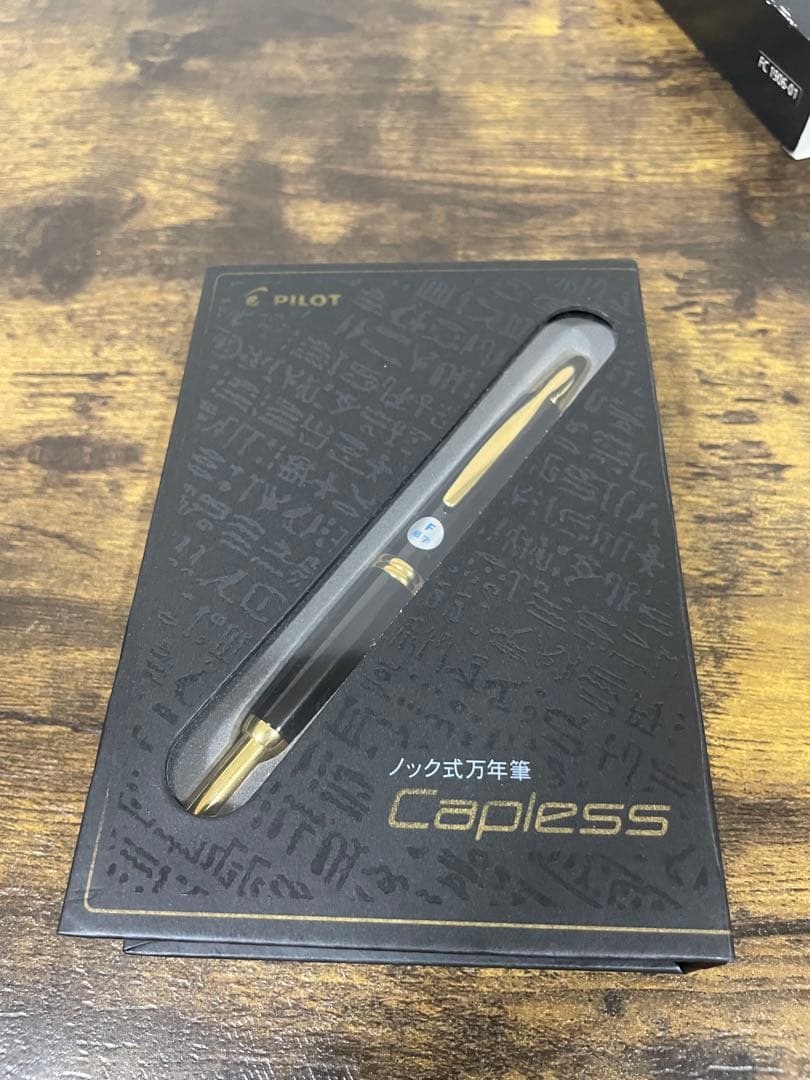 特殊合金　キャップレス　万年筆　パイロット
