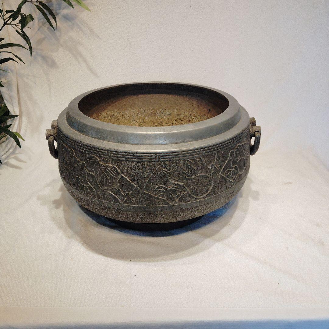 金属製火鉢 浮彫り動物模様 直径約30cm