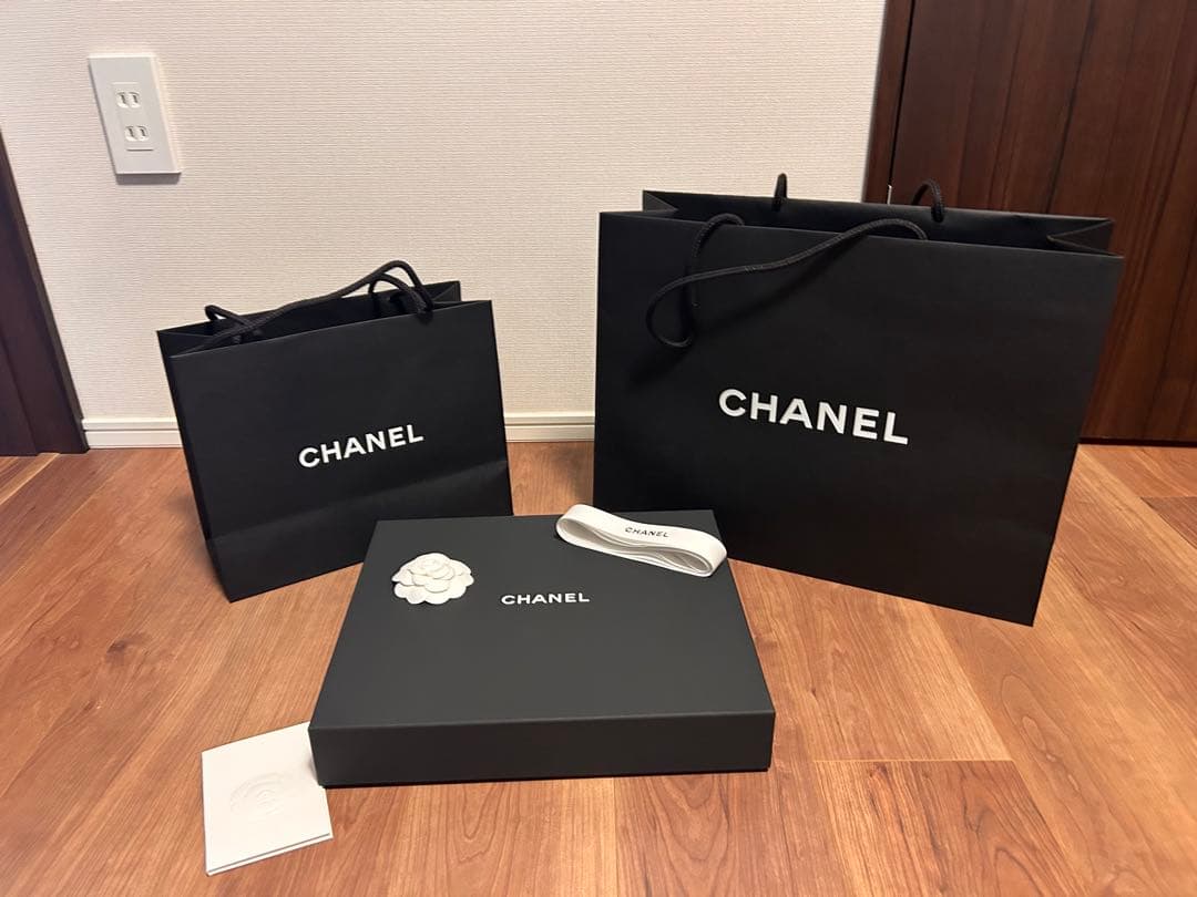 CHANELショッパー、箱、リボン、カメリア、2025年限定ホリデーラッピング