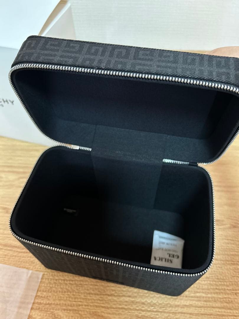 新品 ジバンシー 化粧ポーチ バニティバッグ　総柄