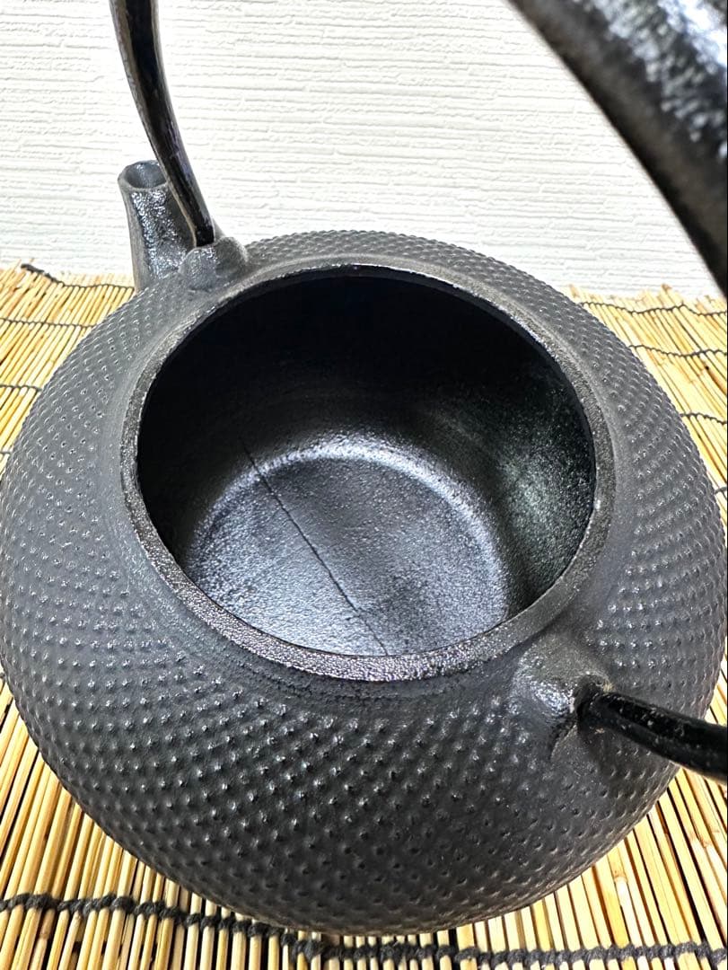 未使用品、供箱、栞付　南部運南堂鍋元造　南部銘　１５型アラレ　南部鉄瓶　南部鉄器