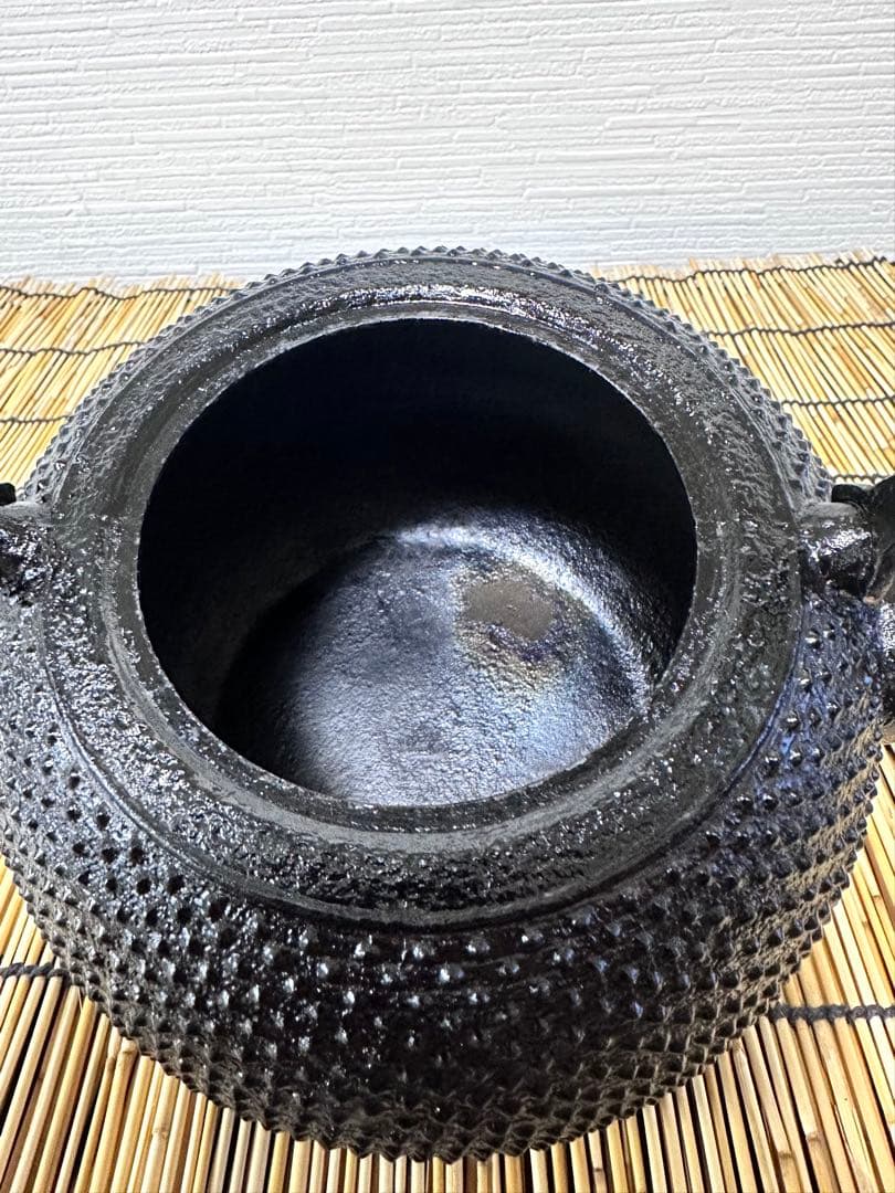 未使用品、保管品　南部鉄器伝統工芸士　佐藤勝芳南部宝寿堂　１５型アラレ　南部鉄瓶