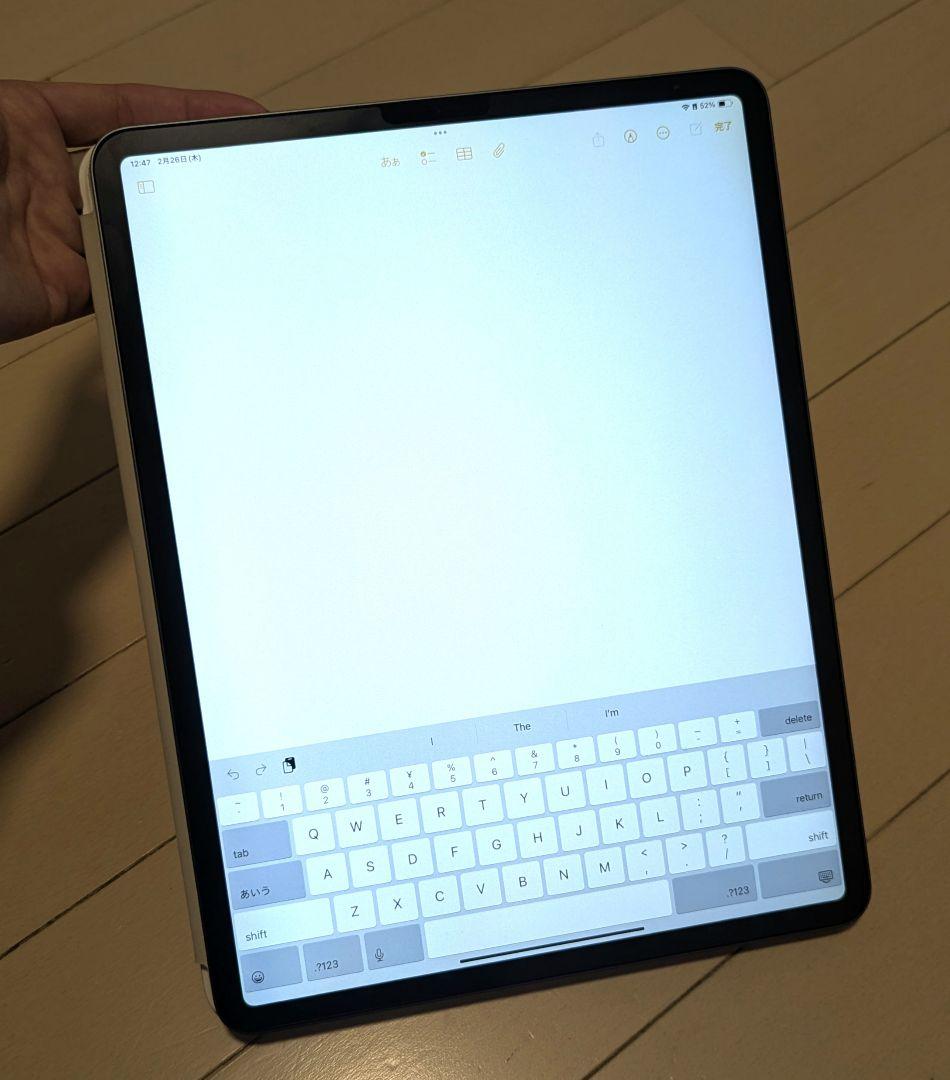 iPad Pro 12.9インチ 第4世代（白カバー、黒ケース付き）