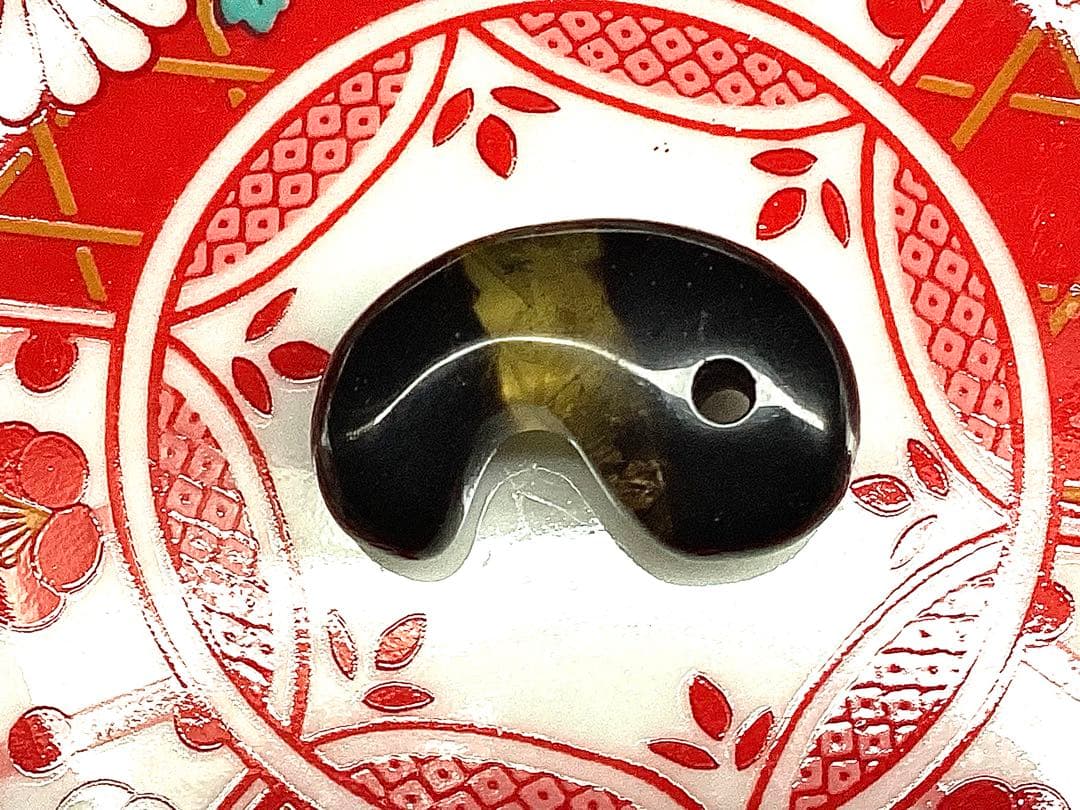 ✳メルカリ初出品‼️レモンスモーキー水晶勾玉 ルチル*虹入り　皆無の1個 本物保証