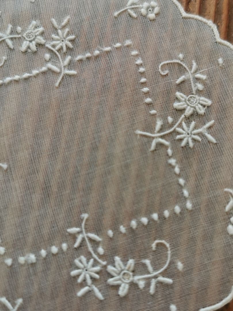 アンティーク シアーなピーニャクロス 小花の手刺繍 フラワーリムプチドイリーβ